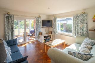 18 Linden Road - sleeps 5 - Less than a mile from the Aldeburgh Beach and a Vibrant High Street - 6