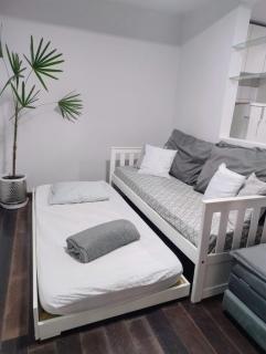 Casa em rua de comércio em Ctba - 1