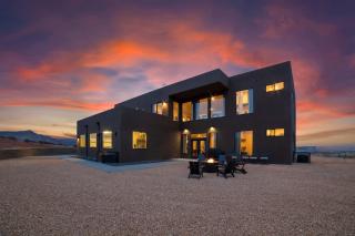 The Highlander - Luxe Hot Tub Firepit Views - 4