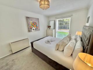 Charming Two Bedroom Apartment Near Beach, Town and Meyrick Park - Free Parking - Fast WiFi - 9