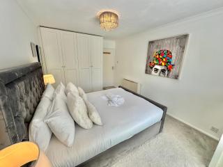 Charming Two Bedroom Apartment Near Beach, Town and Meyrick Park - Free Parking - Fast WiFi - 5