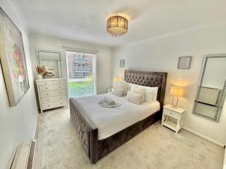 Charming Two Bedroom Apartment Near Beach, Town and Meyrick Park - Free Parking - Fast WiFi - 6