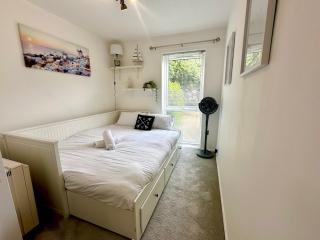 Charming Two Bedroom Apartment Near Beach, Town and Meyrick Park - Free Parking - Fast WiFi - Bournemouth - 2