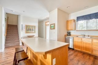 Hot-Tub - 4BDR - Located in Eagle Crest Resort - 1