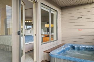 Hot-Tub - Picturesque 2 BDR in Resort - Bend - 6