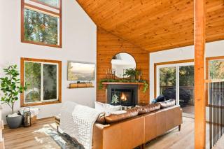 The Fancy Fox - Stunning 4 BR Retreat Close to Lake - 2