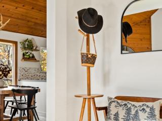 The Fancy Fox - Stunning 4 BR Retreat Close to Lake - 1