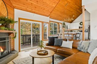 The Fancy Fox - Stunning 4 BR Retreat Close to Lake - 4