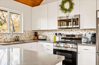 The Fancy Fox - Stunning 4 BR Retreat Close to Lake - 8