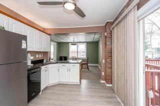 Lakeside Landing - Modern & Chic 3BR Retreat - - 4