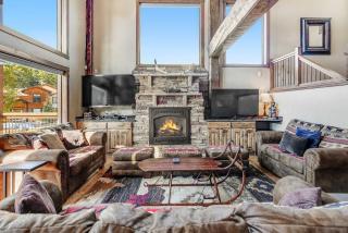 Secluded Escape for 10 Hot Tub Game Room & More - 4