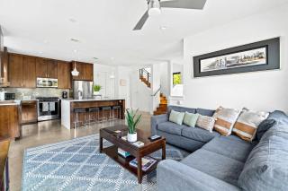 Walk to Restaurants & Entertainment on East Side - Austin - 6