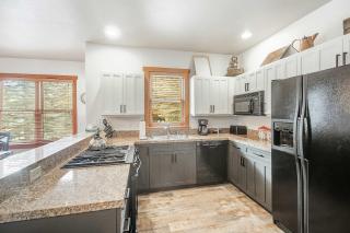 3 BDR for 10 with Pool & Hot Tub Mins to Ski Lift - 9