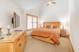 3 BDR for 10 with Pool & Hot Tub Mins to Ski Lift - 5