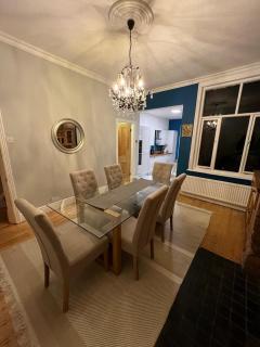 Heaton Chapel Gem: 4BD Victorian Parkside Stay - Manchester - 0