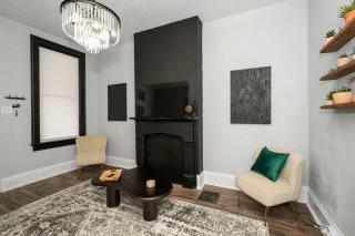 Stylish Modern Gem in the HIlls - 9