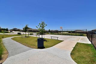 Long-term Stays Family-friendly Communal pool - 4