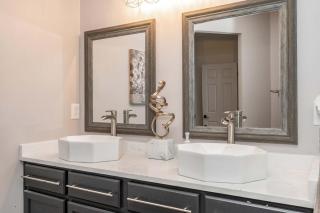 Spacious 3BR, King Suite and Office, Sleeps 6 - Cincinnati - 1