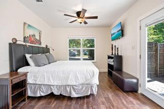 Screened-in Porch Walkable to SoCO - 8