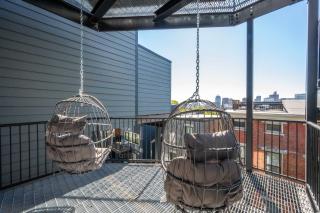 OTR 2BR, Private Balcony, Sleeps 4 - 6