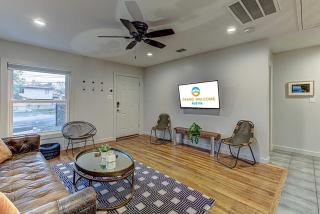 Trendy 2 BDR with Sauna & Cold Plunge Close to DT - Austin - 2