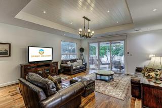 Lakefront Stay for 12 with Private Ramp Dock & Views - 2