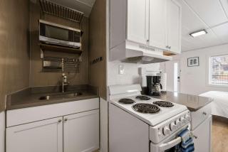 Chic City Retreat 89 For 2 - Columbus - 9