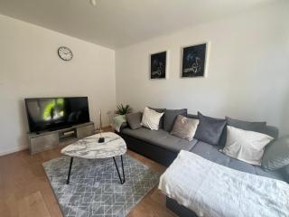 Lovely Ashford home with en-suite and spacious driveway - 9