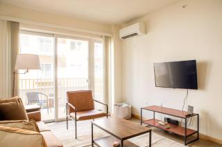 Sunlit Modern Apartment with Balcony - Milwaukee - 5