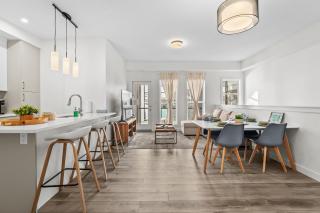 Full Townhouse Cozy Guest Favorite Garage Parking Aspen Neighbourhood - Calgary - 0