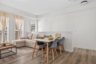 Springbank Hill 1BR Townhouse near WinSport – King Bed, Garage, Workspace, Balcony - 6