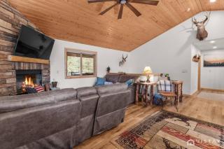 The Hilltop Hideaway with Private Hot Tub and Deck - 3