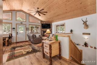 The Hilltop Hideaway with Private Hot Tub and Deck - 2
