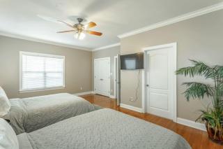 Large 4 bedroom - 8 beds - Pet Friendly - 1