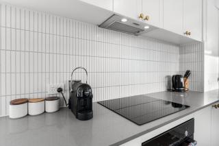 The Beachside - Fully Renovated 2BR unit with Parking Pool Tennis next to beach and tram - Gold Coast - 8