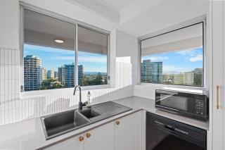 The Beachside - Fully Renovated 2BR unit with Parking Pool Tennis next to beach and tram - Gold Coast - 7