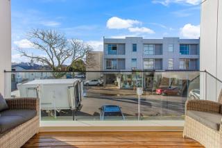 Central Modern Duplex Home near Cornwall Park - 9
