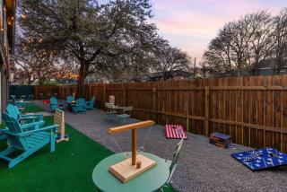 Fast Wifi Desks SoCo DT Zilker -Pet - 9
