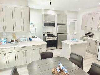 Beach & Bay Retreat - Full of Amenities - Long Beach - 3