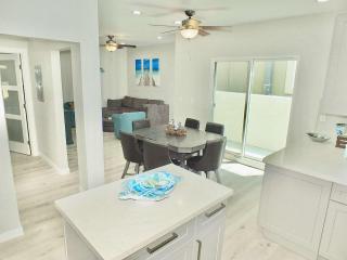 Beach & Bay Retreat - Full of Amenities - Long Beach - 1
