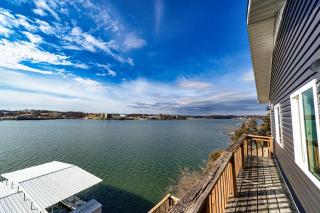 Redbud Retreat - Amenity Filled Waterfront Home - Osage Beach - 4