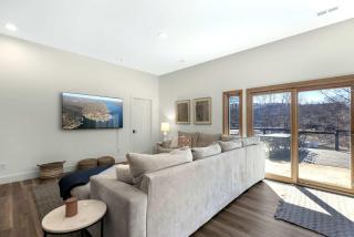 Bearcat Bungalows - Two Homes One Rental - Sleeps 22 - 2