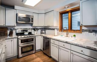 Huemanns Haven - Spacious 3 BR Close to Downtown - 6