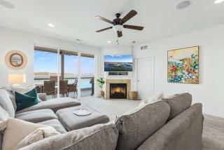 Panoramic Sunset Escape - Waterfront Condo for 7 - 9