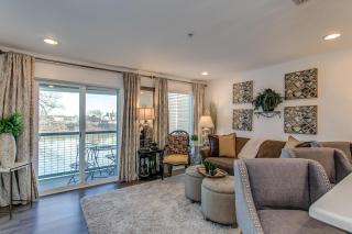 Riverfront Condo Minutes from Broadway - 4