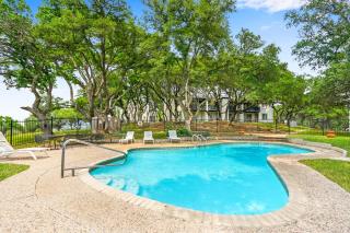 Charming Lakeside Condo - Moments to Lake Fun - 9