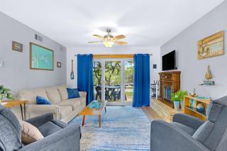 Charming Lakeside Condo - Moments to Lake Fun - 1