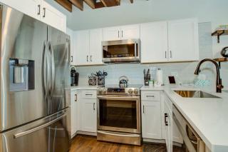 Stellar Condo Sleeps 4 10 mins from Broadway - 9