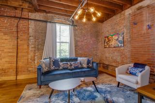Stellar Condo Sleeps 4 10 mins from Broadway - 5