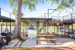 Beautiful and Relaxing Lakefront Getaway - 4